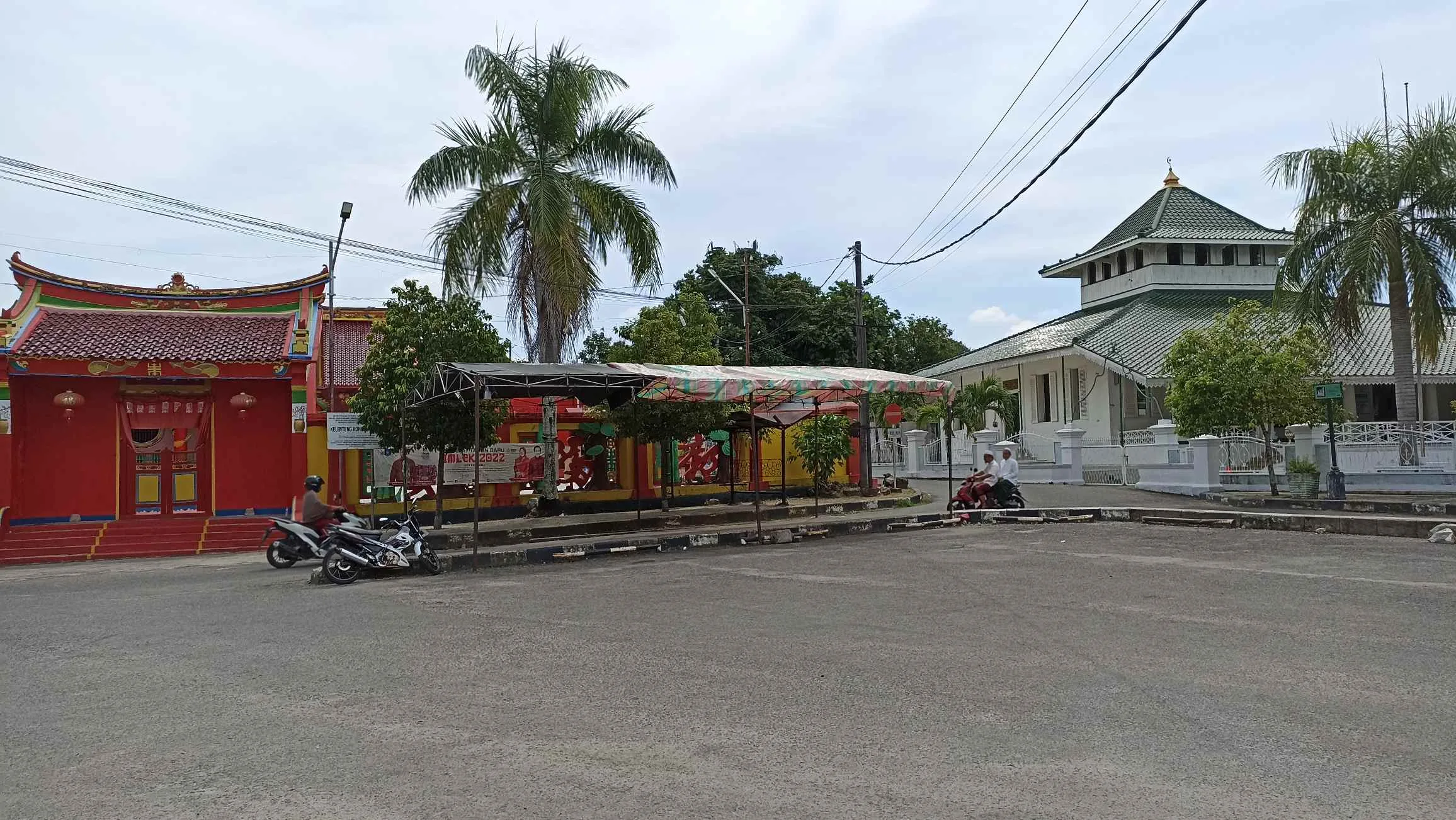 Sebagian bangunan Klenteng Kong Fuk Miau yang terlihat dari Masjid Jami'. Kedua bangunan ini menjadi simbol toleransi di Kota Mentok, Bangka Barat