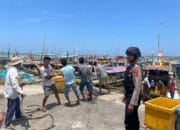 Beri Rasa Aman di Wilkumnya, Samapta Polres Bangka Barat Patroli di Pasar Mentok