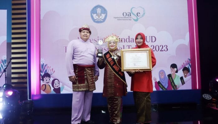 Rosmala Sukirman Bawa Pulang Piala Juara Dua Wiyata Dharma Madya Tingkat Nasional