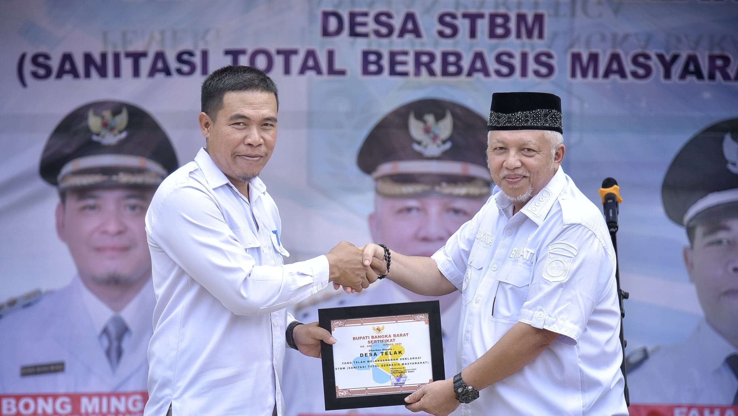 Caption: Bupati Bangka Barat Sukirman dan Camat Parittiga serta perangkat Desa Telak, saat kegiatan Deklarasi 5 Pilar Sanitasi Total Berbasis Masyarakat berlangsung di Halaman TPA An-Nida, Desa Telak, Kecamatan Parittiga, Rabu (31/1/2024) pagi. (Diskominfo Bangka Barat)