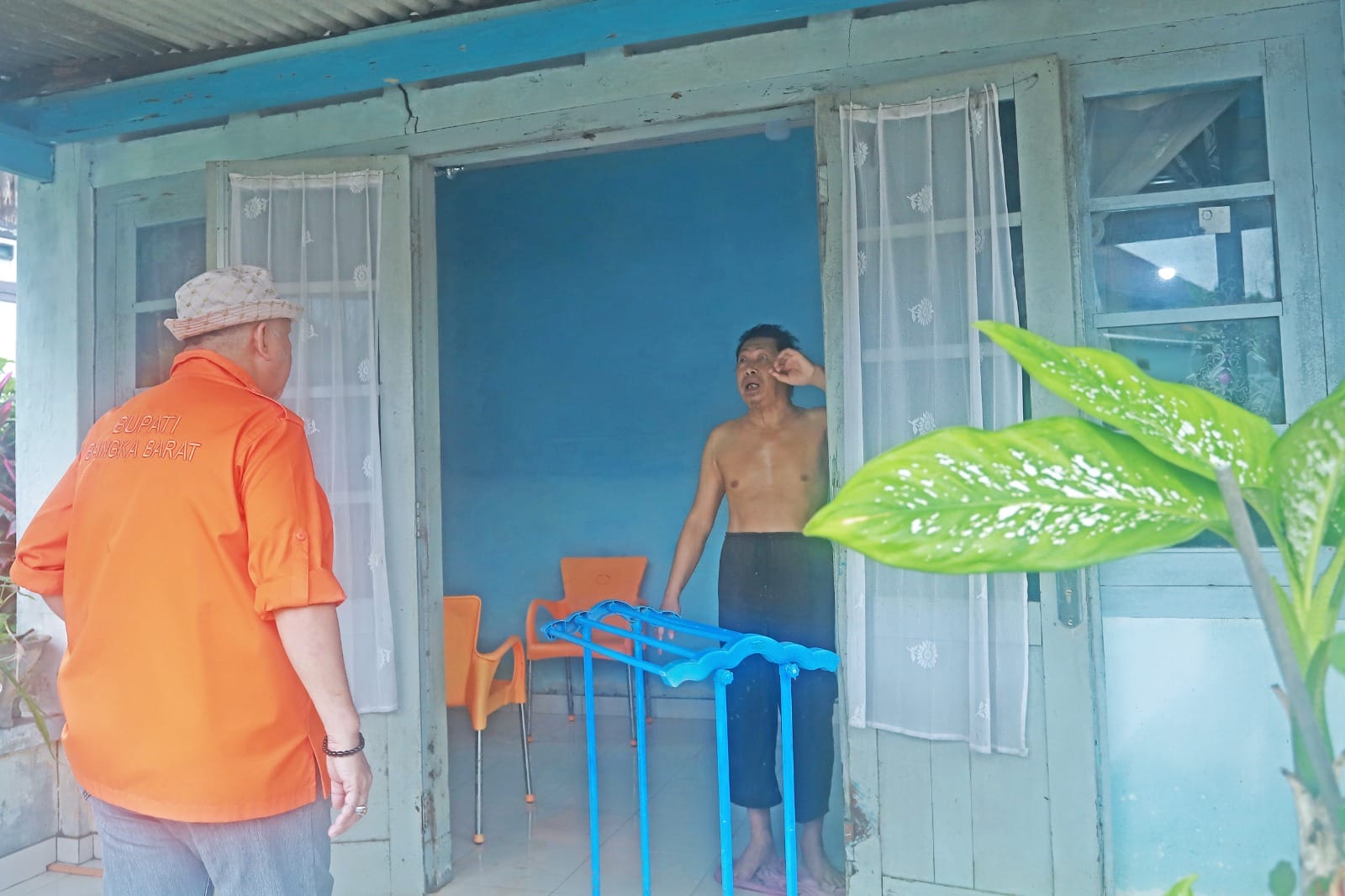 Bupati Bangka Barat Sukirman sambangi rumah warga yang terdampak banjir di Kampung Ulu, Mentok Kabupaten Bangka Barat, Kamis (18/1/2024).