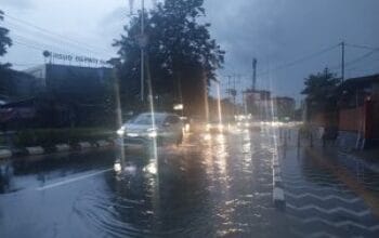 Kondisi jalan raya di Kota Pangkalpinang, tergenang air akibat hujan, Minggu (25/2/2024).(Ist/Humas Polda Babel)