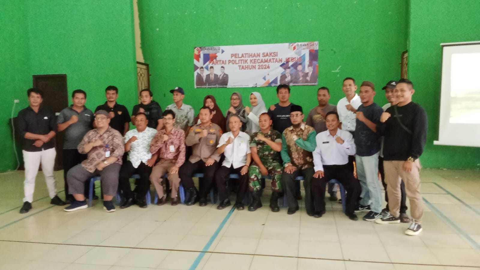 Bintara Usaha Urusan Dalam (BA TUUD) Koramil 431-01/ Jebus, Serma Jumadi, menghadiri undangan kegiatan Bimbingan Teknis (Bimtek) 63 anggota Pengawas Tempat Pemungutan Suara (PTPS) Kecamatan Jebus, Kabupaten Bangka Barat.