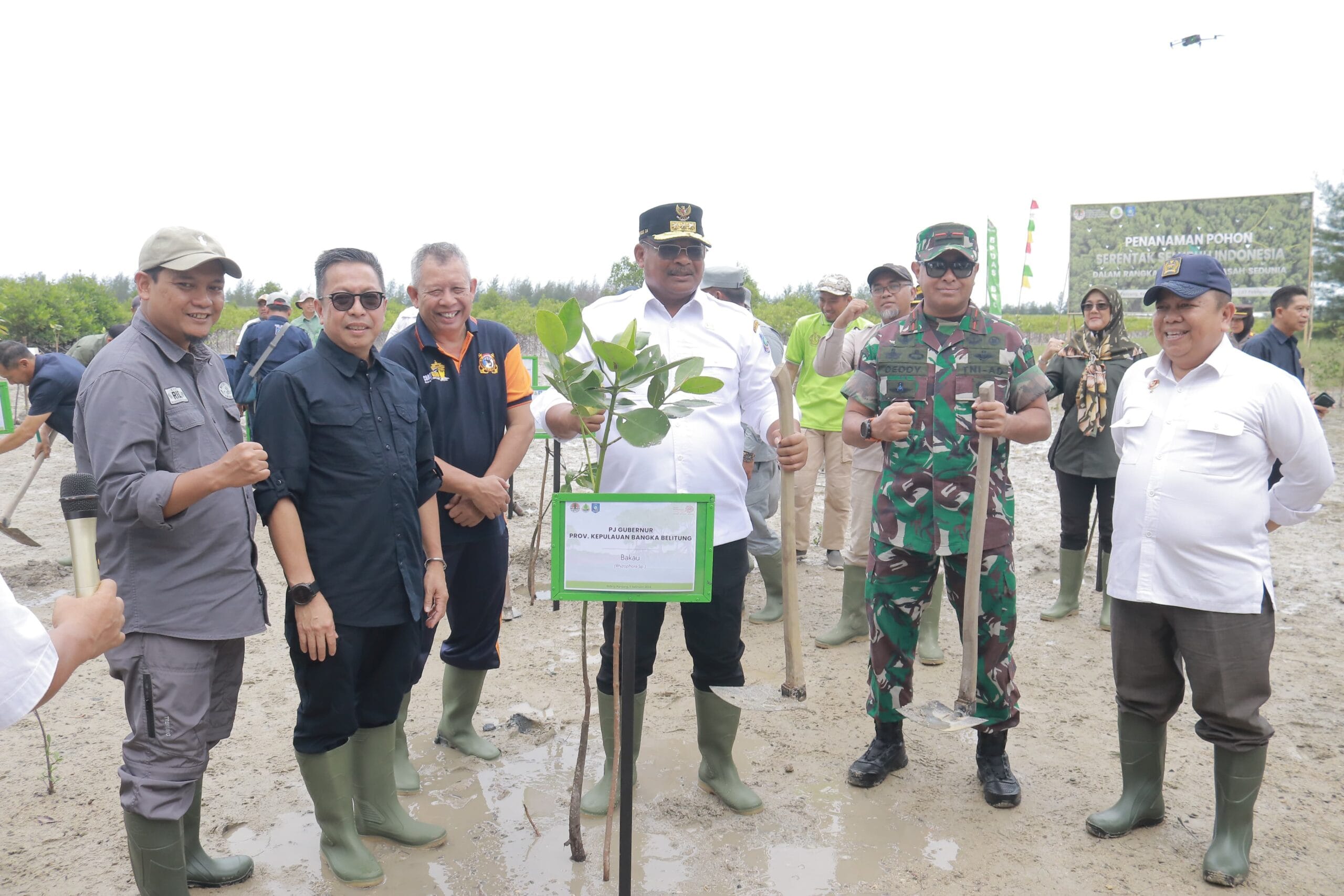 Caption: Penjabat Gubernur Babel, Safrizal ZA bersama Forkopimda dan masyarakat, menanam Mangrove secara serentak di seluruh Indonesia, di Pantai Batu Tunggal, Desa Riding Panjang, Kec. Merawang, Kabupaten Bangka, Rabu (7/2/2024). (Dok/Saktio)