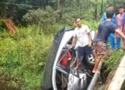 Sebuah Minibus Terperosok ke Sungai di Jalan Raya Desa Ibul