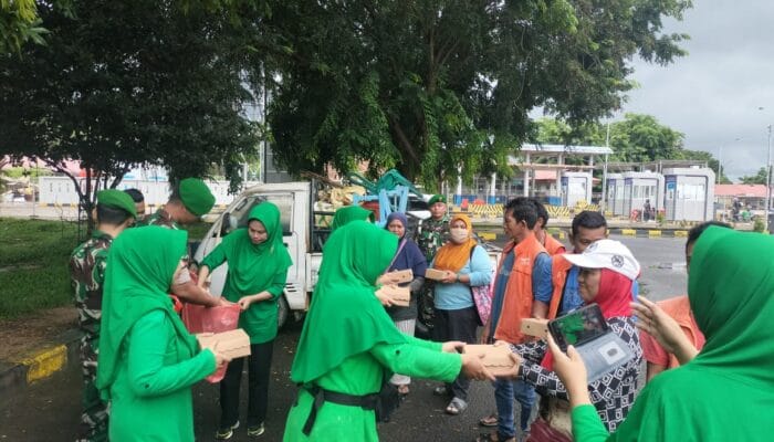 Jumat Berkah, Persit KCK Cabang LV DIM 0431/Bangka Barat Turun ke Jalan Bagikan Sembako
