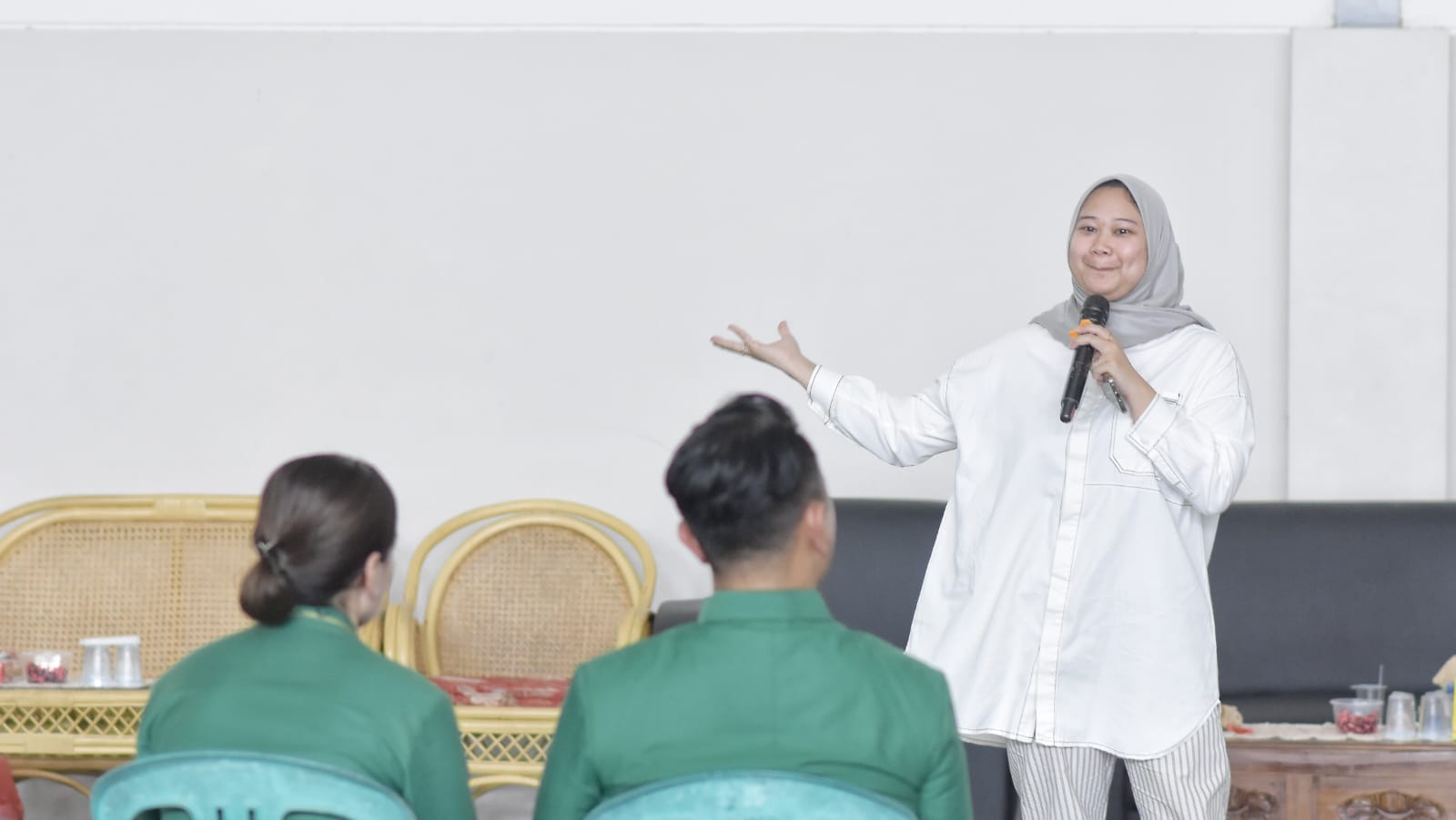 Yesya, Caleg muda dengan gelar Master in Business Administration (MBA) tampak bersemangat dalam memberikan materi, dan berharap anak muda tidak apatis dan mulai melek politik.