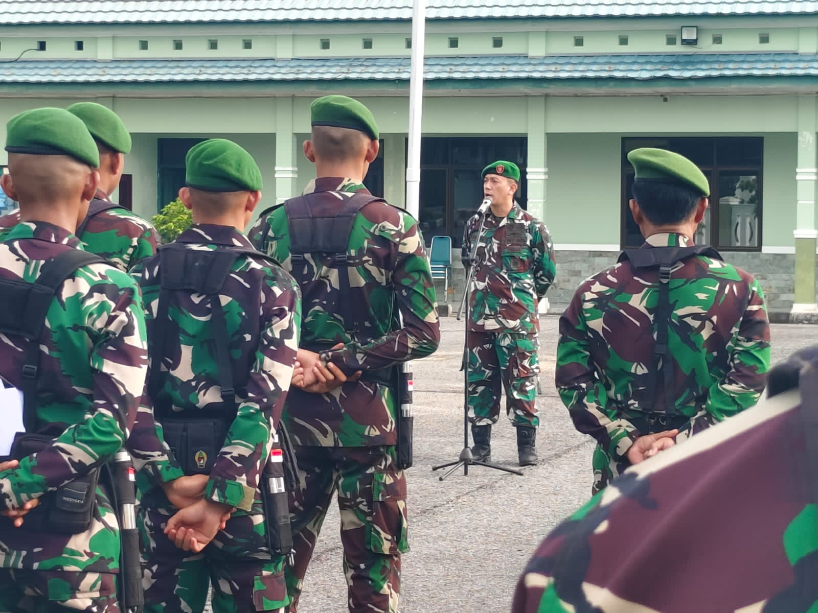 Dandim 0431/Babar Letkol Inf Kemas Muhammad Nauval pimpinan apel pasukan di Lapangan Kodim 0431/Babar, Minggu (11/2/2024). (Ist)
