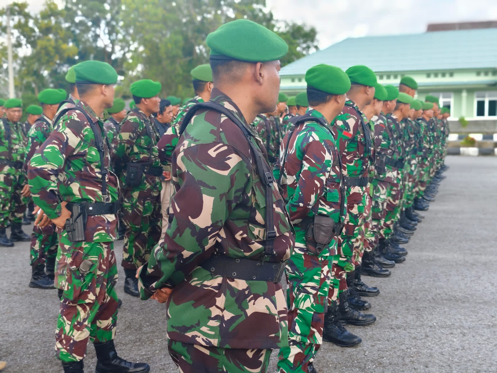 Dandim 0431/Babar Letkol Inf Kemas Muhammad Nauval pimpinan apel pasukan di Lapangan Kodim 0431/Babar, Minggu (11/2/2024). (Ist)