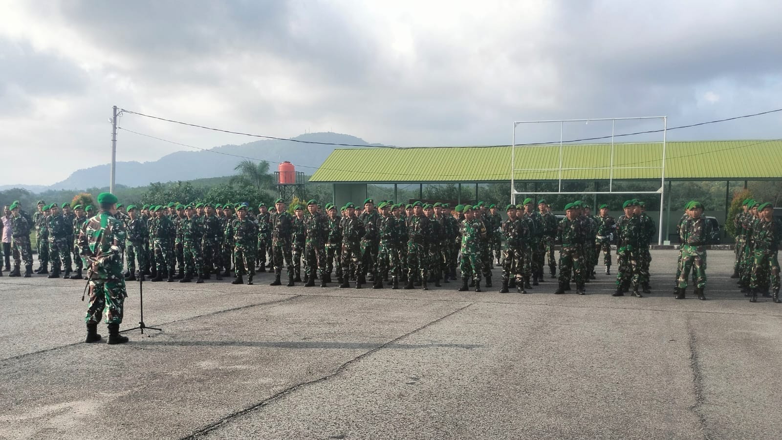 Dandim 0431/Babar Letkol Inf Kemas Muhammad Nauval pimpinan apel pasukan di Lapangan Kodim 0431/Babar, Minggu (11/2/2024). (Ist)