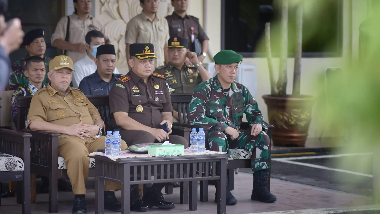 Dandim 0431/Babar Letkol Inf Kemas M. Nauval ,bersama Bupati Sukirman serta Kajari Babar Bayu Sugiri serta instansi terkait saat menghadiri Apel Gabungan Pergeseran Pasukan (Serpas) Pengamanan TPS dalam rangka pengamanan Pemilu Serentak Tahun 2024.
