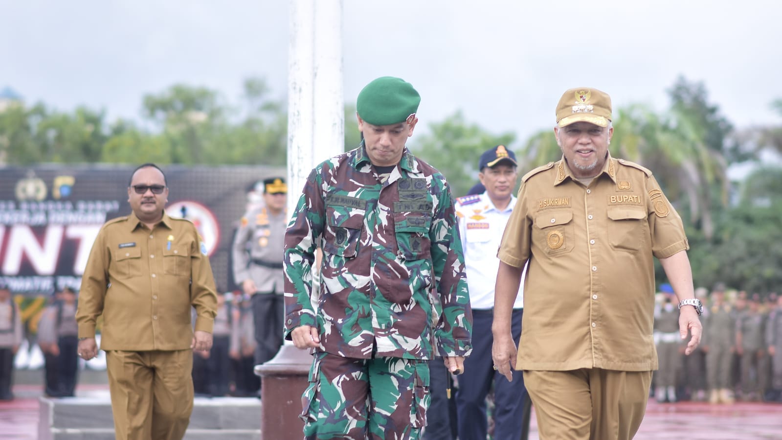 Dandim 0431/Babar Letkol Inf Kemas M. Nauval bersama Bupati Bangka Barat Sukirman usai melakukan pengecekan personel gabungan di Mapolres Bangka Barat.
