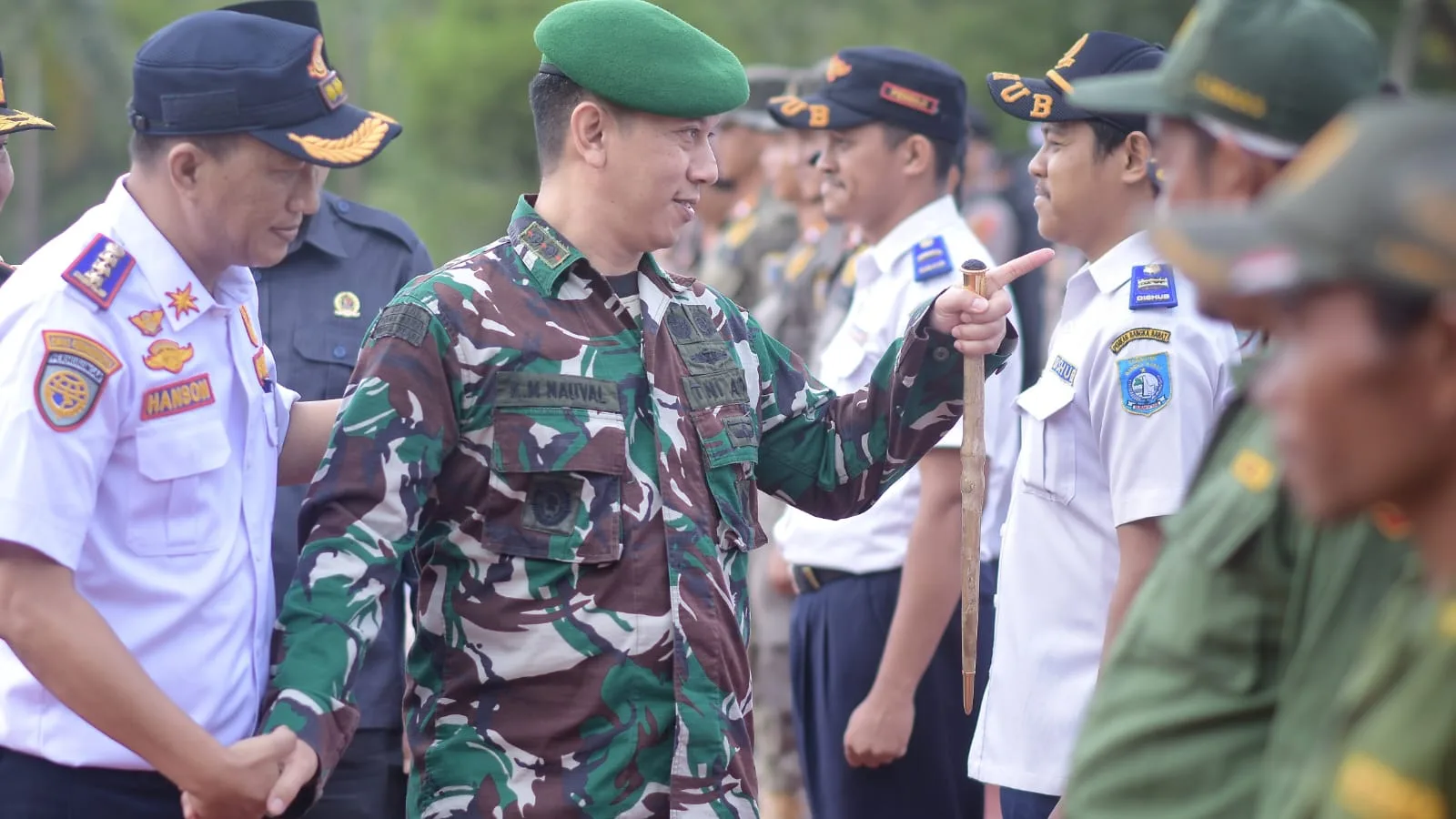 Dandim 0431/Babar Letkol Inf Kemas M. Nauval melakukan pengecekan personel gabungan di Mapolres Bangka Barat.