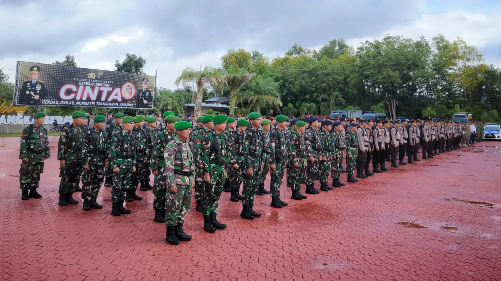 Sejumlah personel gabungan mengikuti Apel Pergeseran Pasukan (Serpas) Pengamanan TPS dalam rangka pengamanan Pemilu Serentak Tahun 2024.