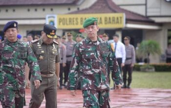 Dandim 0431/Bangka Barat, Letkol Inf Kemas M. Nauval dalam kegiatan Apel Gabungan Pergeseran Pasukan (Serpas) Pengamanan TPS dalam rangka pengamanan Pemilu Serentak Tahun 2024, di Lapangan Apel Mapolres Bangka Barat, pada Senin (12/02/2024) pagi.