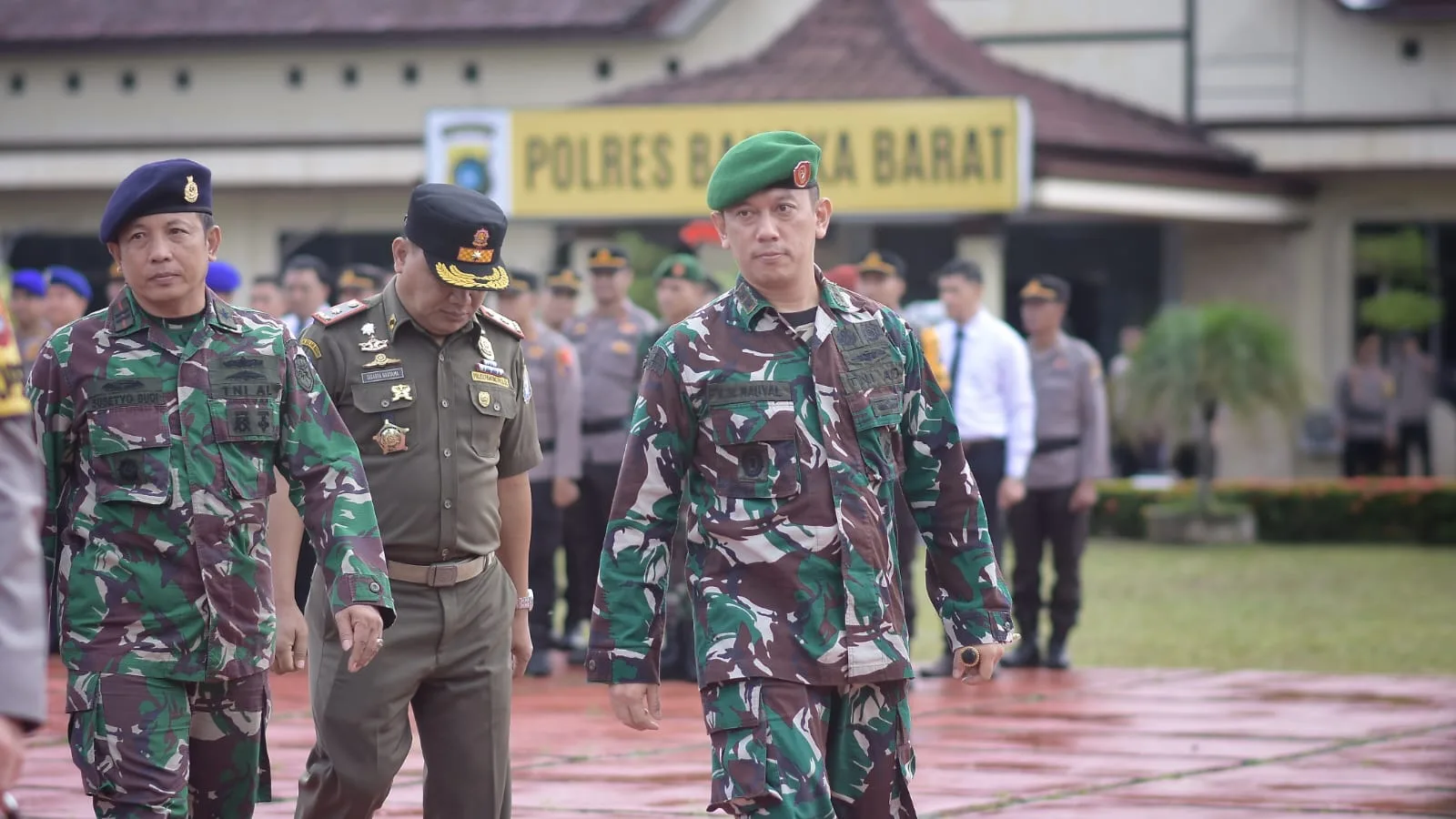Dandim 0431/Bangka Barat, Letkol Inf Kemas M. Nauval dalam kegiatan Apel Gabungan Pergeseran Pasukan (Serpas) Pengamanan TPS dalam rangka pengamanan Pemilu Serentak Tahun 2024, di Lapangan Apel Mapolres Bangka Barat, pada Senin (12/02/2024) pagi.