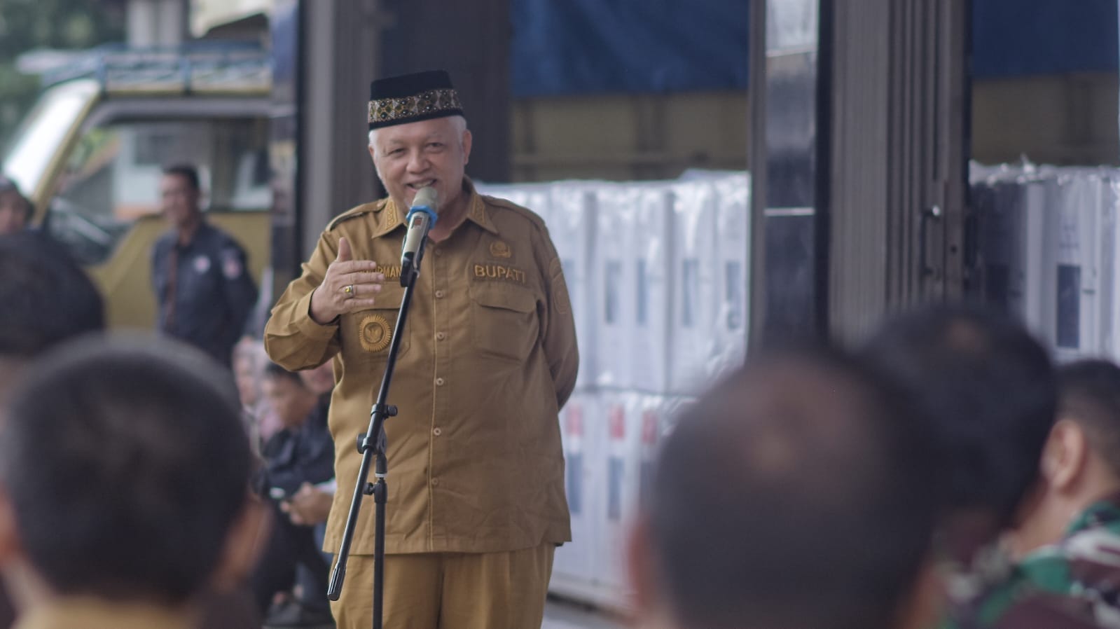 Sukirman saat berikan sambutan berharap logistik pemilu yang didistribusikan dapat terjaga dengan aman, mengingat kondisi cuaca di Kabupaten Bangka Barat sempat diguyur hujan.