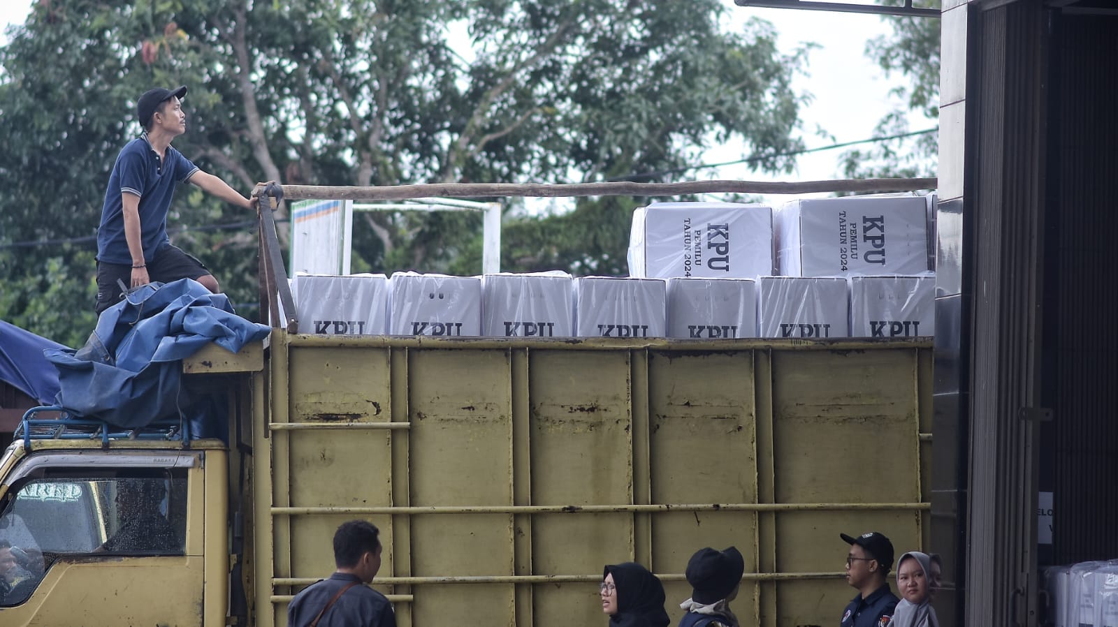 Komisi Pemilihan Umum (KPU) Kabupaten Bangka Barat, Provinsi Kepulauan Bangka Belitung (Babel) mulai mendistribusikan logistik Pemilu 2024, ke 570 Tempat Pemungutan Suara (TPS) di wilayahnya, Selasa (13/2/2024).