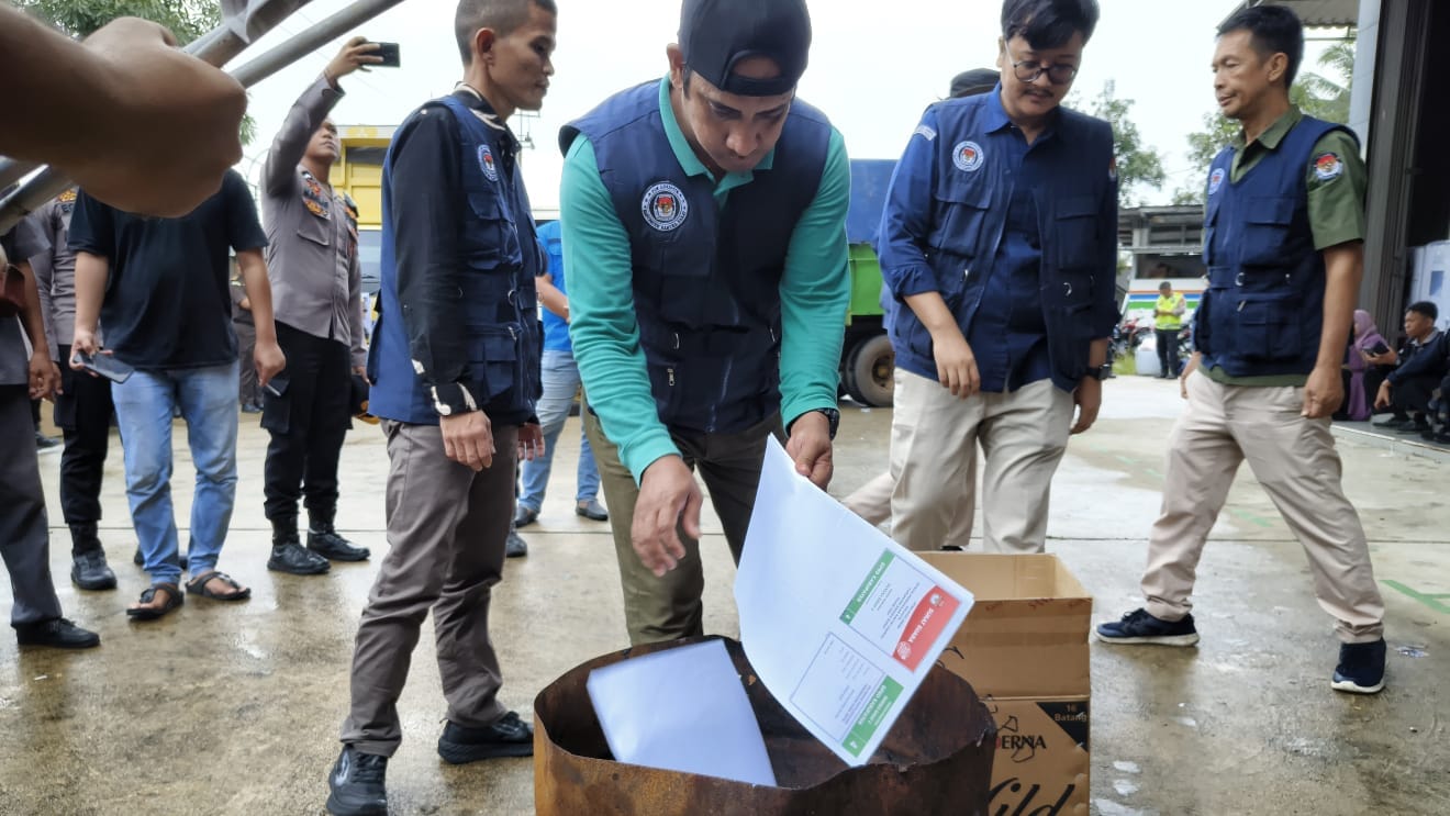 Petugas KPU babar sedang membakar ribuan surat suara rusak di halaman depan Gudang Logistik KPU Babar, pada Selasa (13/2/2024).