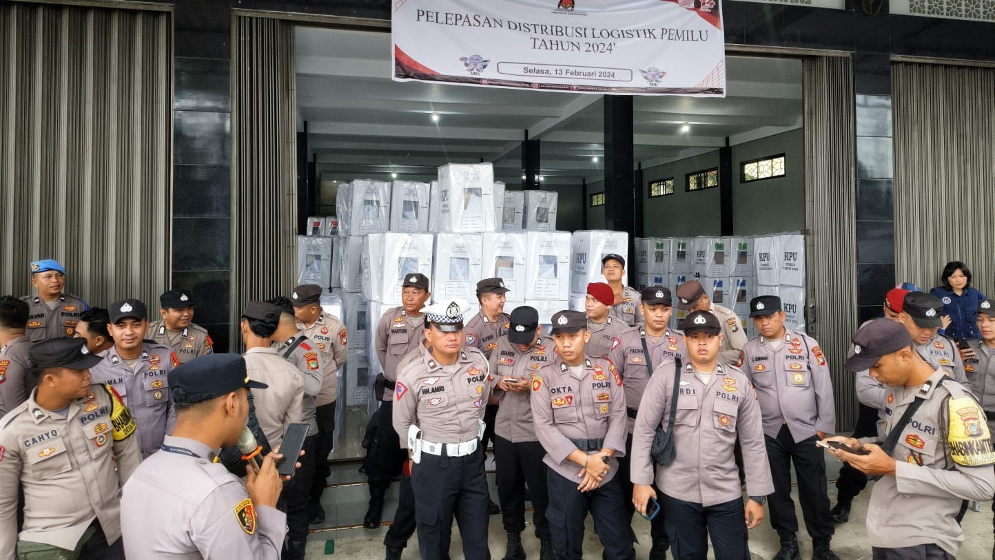 Puluhan petugas kepolisian mengamankan pelepasan pendistribusian logistik Pemilu 2024 ke TPS, Selasa (13/2/2024).