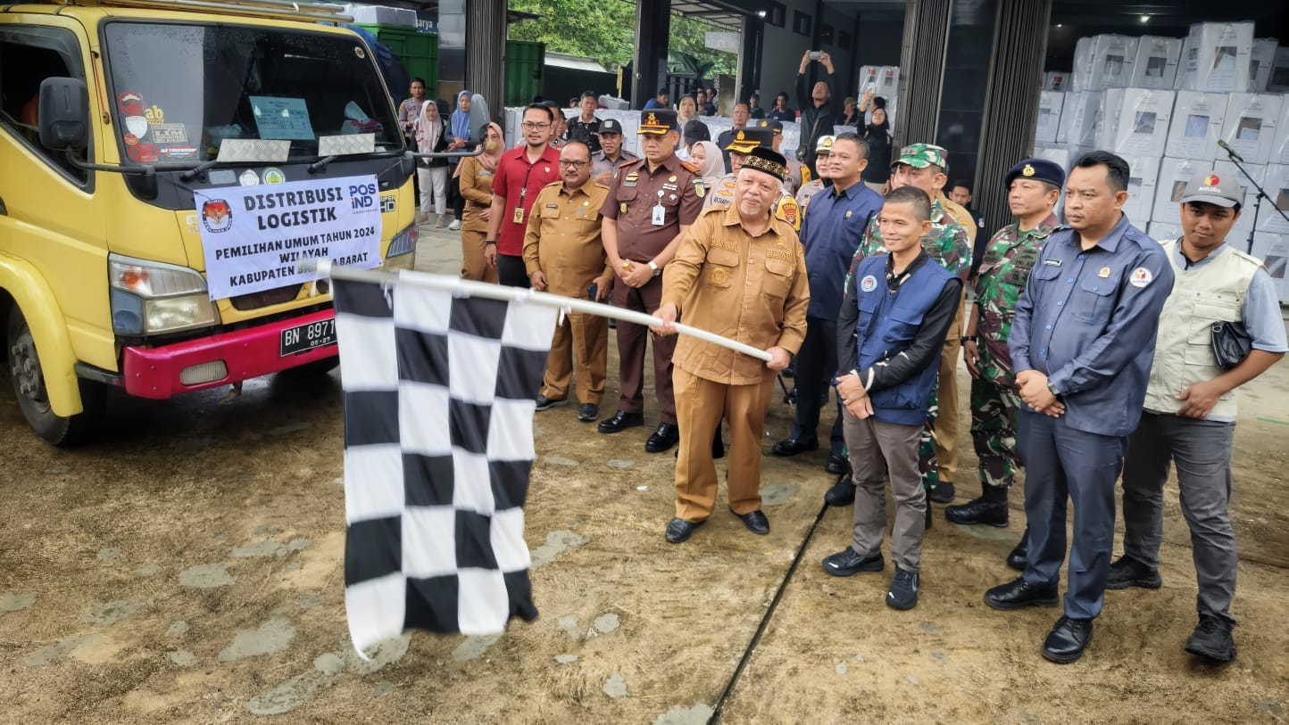 Bupati Sukirman didampingi Ketua KPU Babar, Ketua Bawaslu Babar beserta unsur Forkopimda secara simbolis memimpin pelepasan pendistribusian logistik Pemilu 2024 ke TPS, Selasa (13/2/2024).