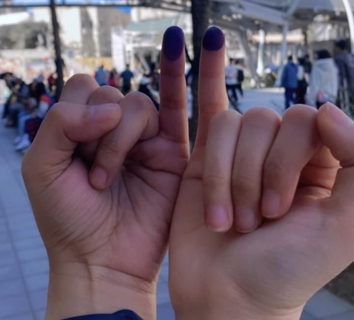 Bella Putri Rilani, mahasiswa asal Kecamatan Mentok, Kabupaten Bengka Barat, Provinsi Kepuluan Bangka Belitung sedang menunjukan bukti bahwa sudah menggunakan hak pilihnya di Taiwan, pada Rabu (14/02/2024).