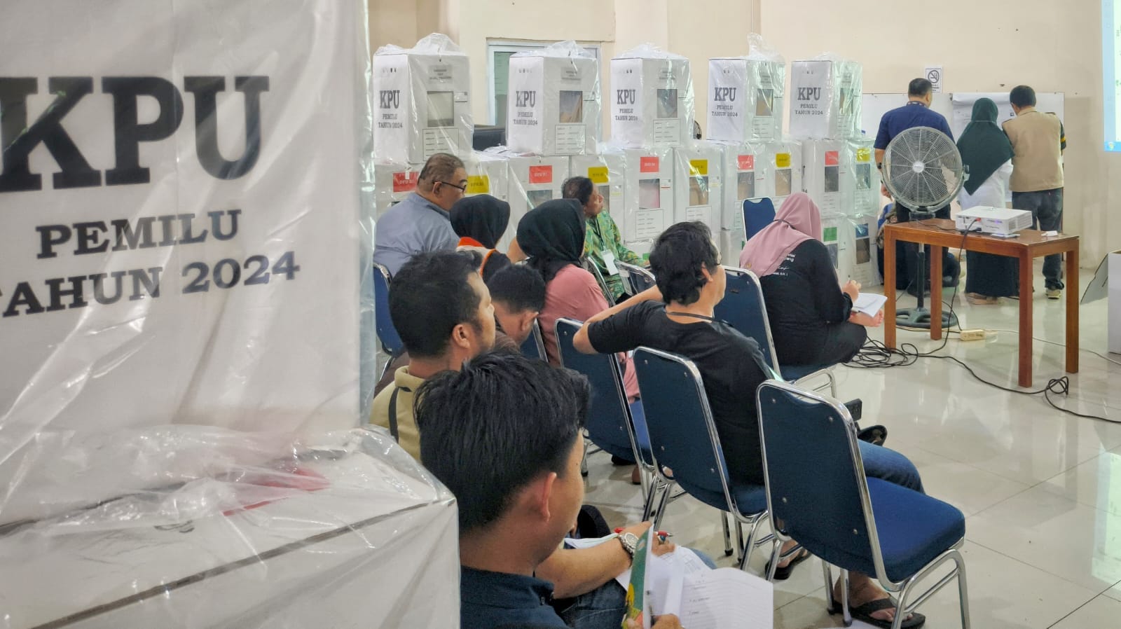 Proses Rekapitulasi hasil Pemilu 2024, di Gedung Serba Guna, Kecamatan Mentok. Jumat (16/2/2024).