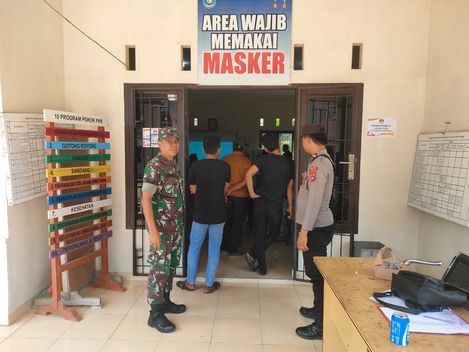 Serka Dedi Irawan dan Sertu Feri Arianto melaksanakan pengamanan pleno rekapitulasi hasil pemilu serentak tahun 2024, di Kecamatan Parittiga, Sabtu (17/2/2023).(ist)