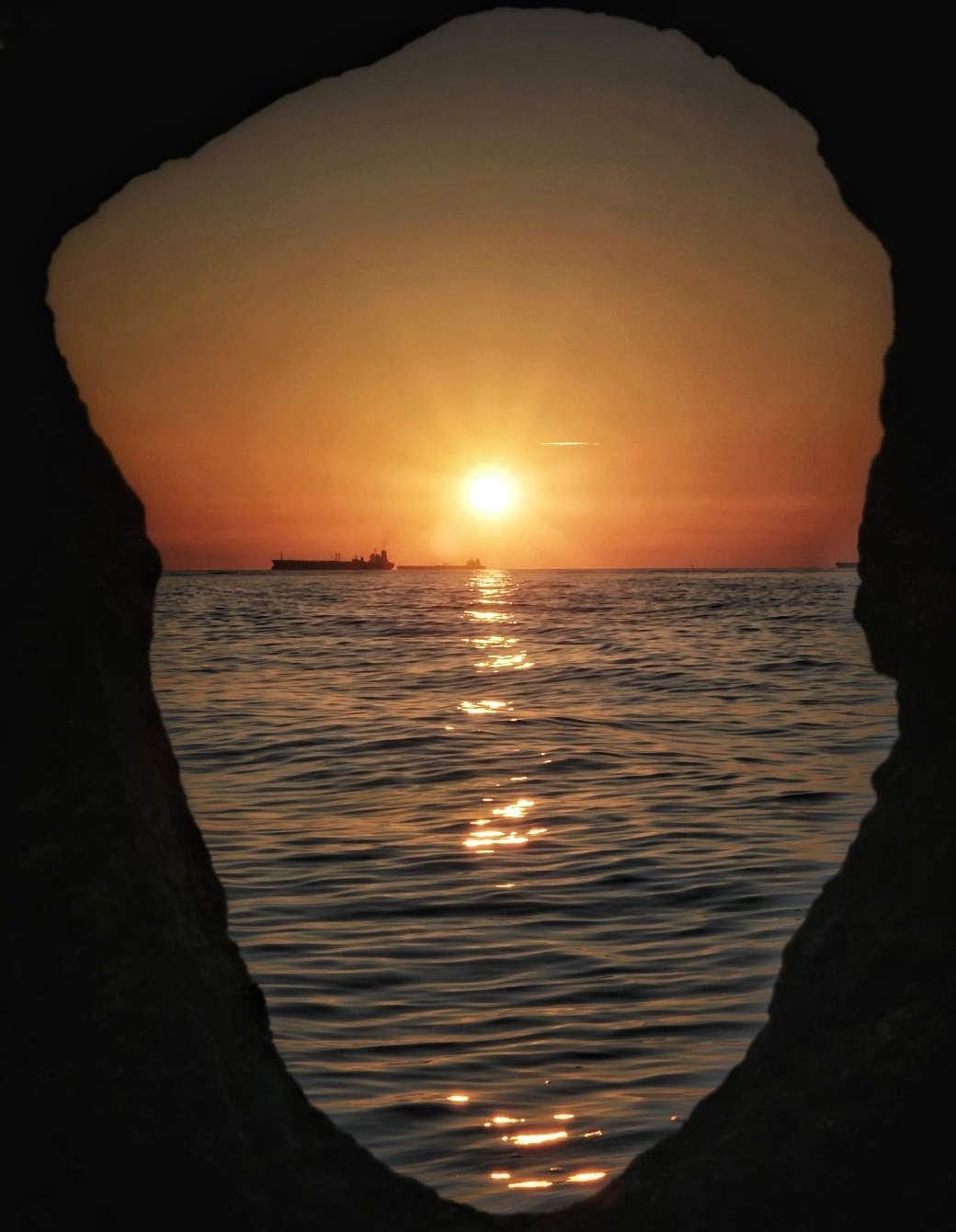 Menikmati matahari terbenam diantara Kapal Van der Parra, yang tenggelam akibat serangan bom pasukan udara Jepang selama Perang Dunia II.