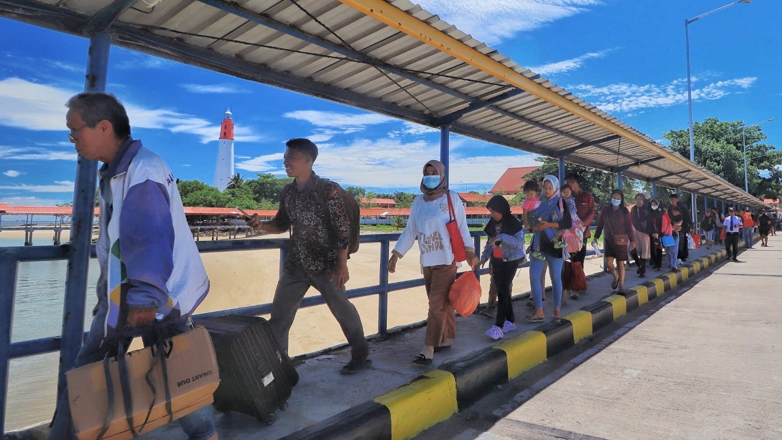 Selain terkenal dengan kisah sejarah dan keindahan panoramanya, disini terdapat pelabuhan penyebrangan yang selalu ramai setiap tahunya.