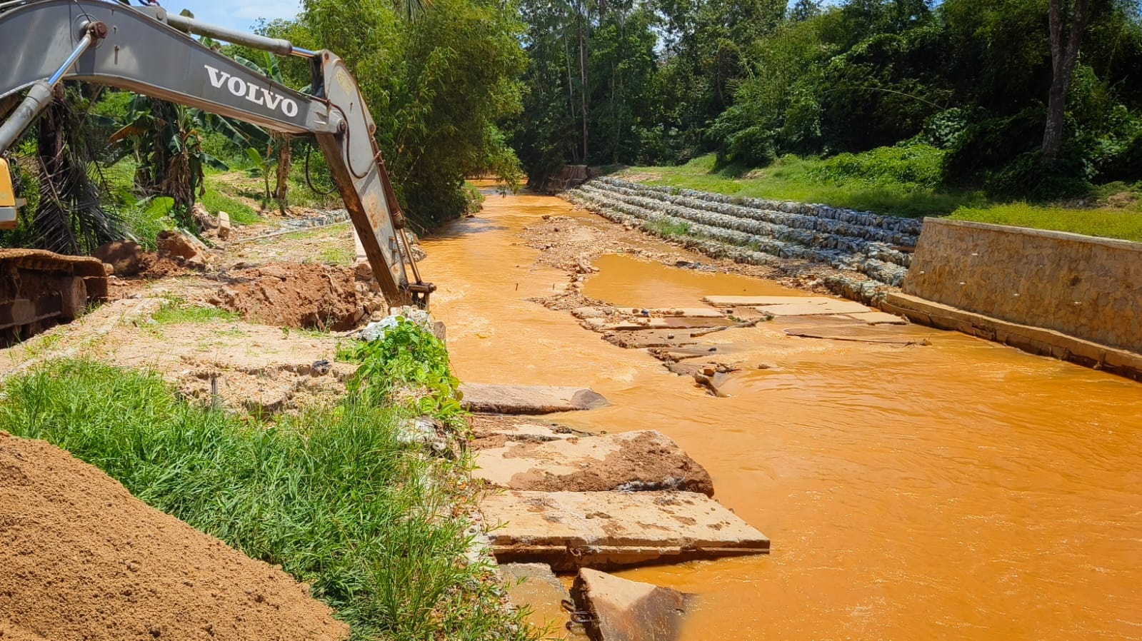 Alat berat jenis ekskavator sedang berusaha memperbaiki sebagian dinding panel penahan air yang Amblas di Kolam Retensi Mentok, Kabupaten Bangka Barat (Babar), pada Jumat (16/2/2024) lalu.