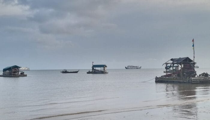 Parkiran Belasan Ponton Isap di Pantai Baru Mulai Meresahkan Nelayan