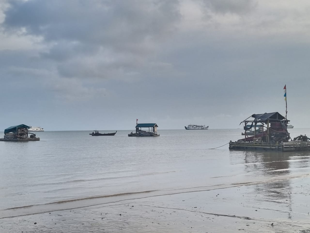 Belasan ponton mulai terparkir di wilayah perairan Pantai Baru, Mentok, Bangka Barat.