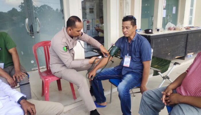 Dokes Polres Bangka Barat Beri Vitamin Hingga Cek Kesehatan Petugas PPK