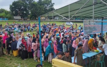 Ratusan masyarakat antusias mendapatkan sejumlah bahan pokok murah dalam operasi pasar, di Lapangan Gelora, Kecamatan Mentok, Kabupaten Bangka Barat, pada Kamis (22/02/2024) pagi.