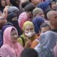 Antrean ratusan masyarakat saat membeli sejumlah bahan pokok dalam program Operasi Pasar yang digelar atas kerjasama Dinas DKUP Babar dan Forum Bulog, di Lapangan Gelora, Kecamatan Mentok, Kabupaten Bangka Barat, pada Kamis (22/02/2024) pagi.(Foto/Fierly)