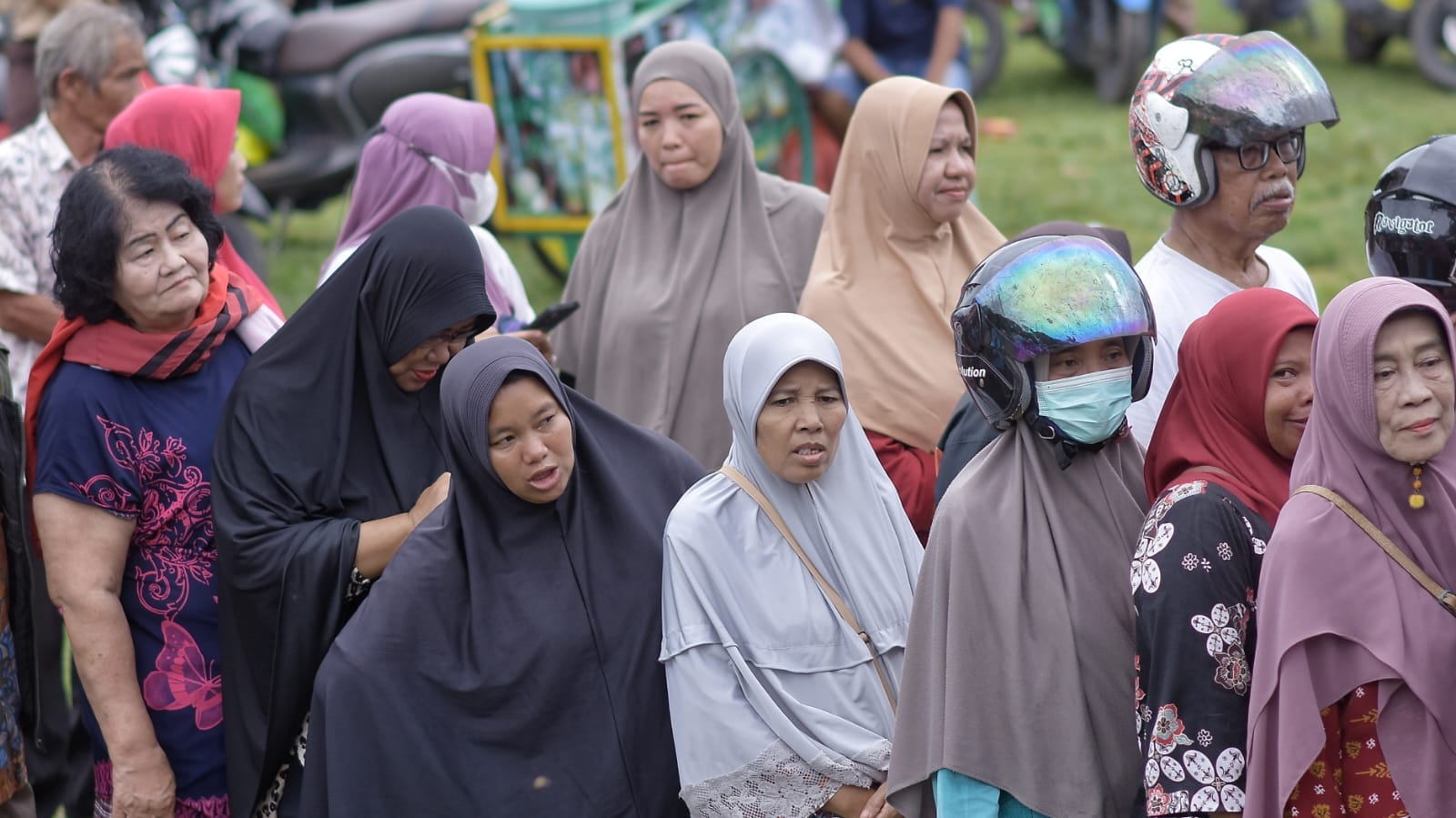 Terlihat sejumlah emak-emak sedang menunggu giliran untuk mendapatkan sejumlah bahan pokok dalam operasi pasar, di Lapangan Gelora, Kecamatan Mentok, Kabupaten Bangka Barat, pada Kamis (22/02/2024) pagi.