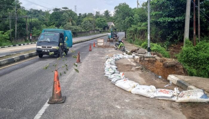 Tanggapi Laporan Warga, BPJN Babel Gerak Cepat Perbaiki Jalan Amblas di Mentok