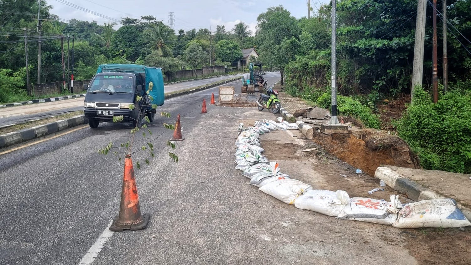 Ruas Jalan Raya Pangkalpinang-Mentok yang amblas. Sabtu (24/02/2024).