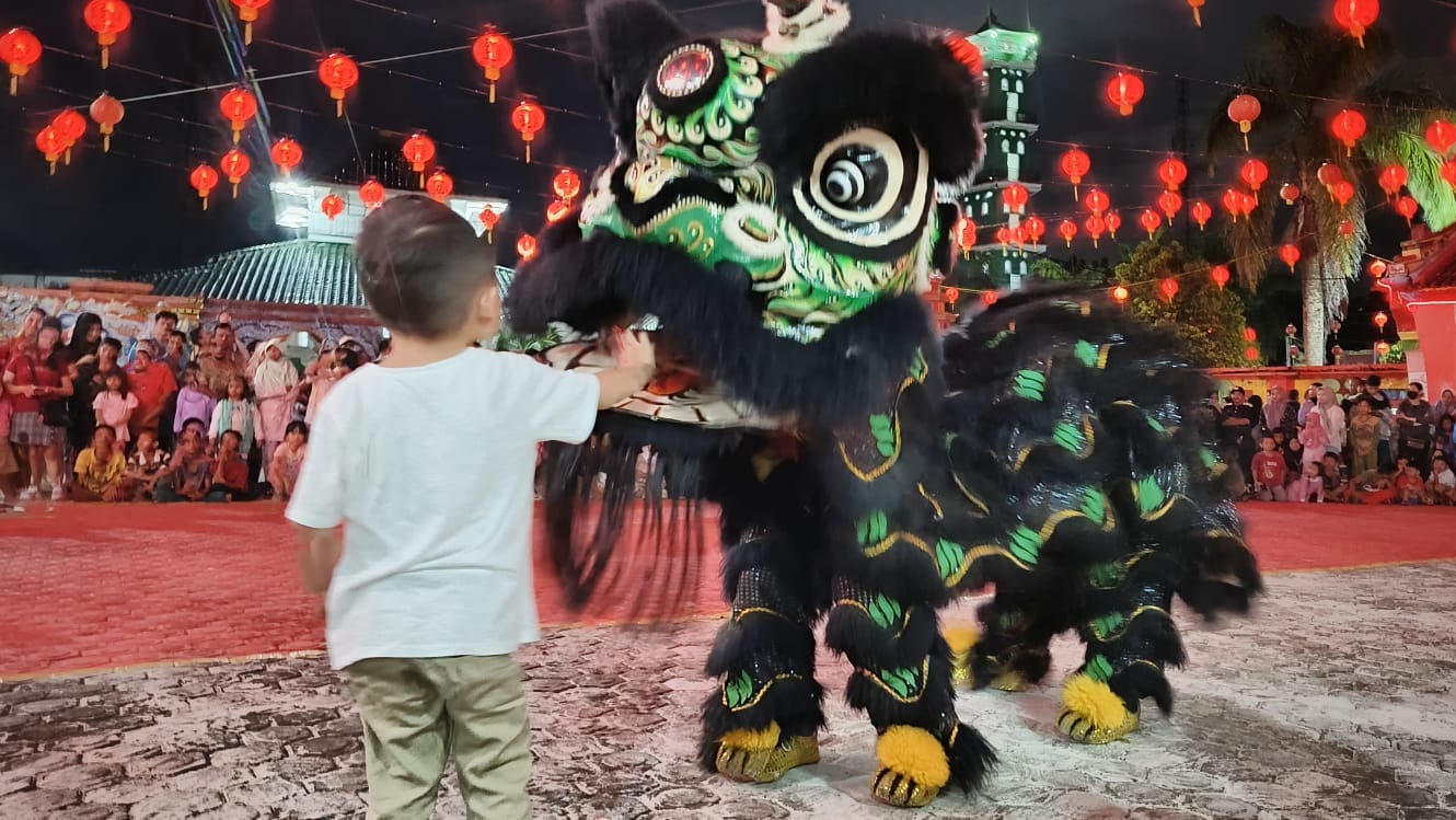 Tampak sejumlah penonton bergantian memberikan angpao (amplop berisi uang) kepada Barongsai sembari diiringi musik yang khas.