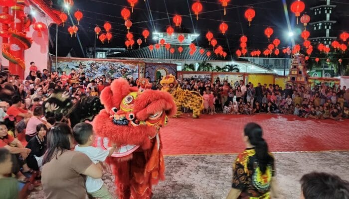 Meriahkan Cap Go meh, Ratusan Pengunjung Memadati Kelenteng Kong Fuk Miau Mentok