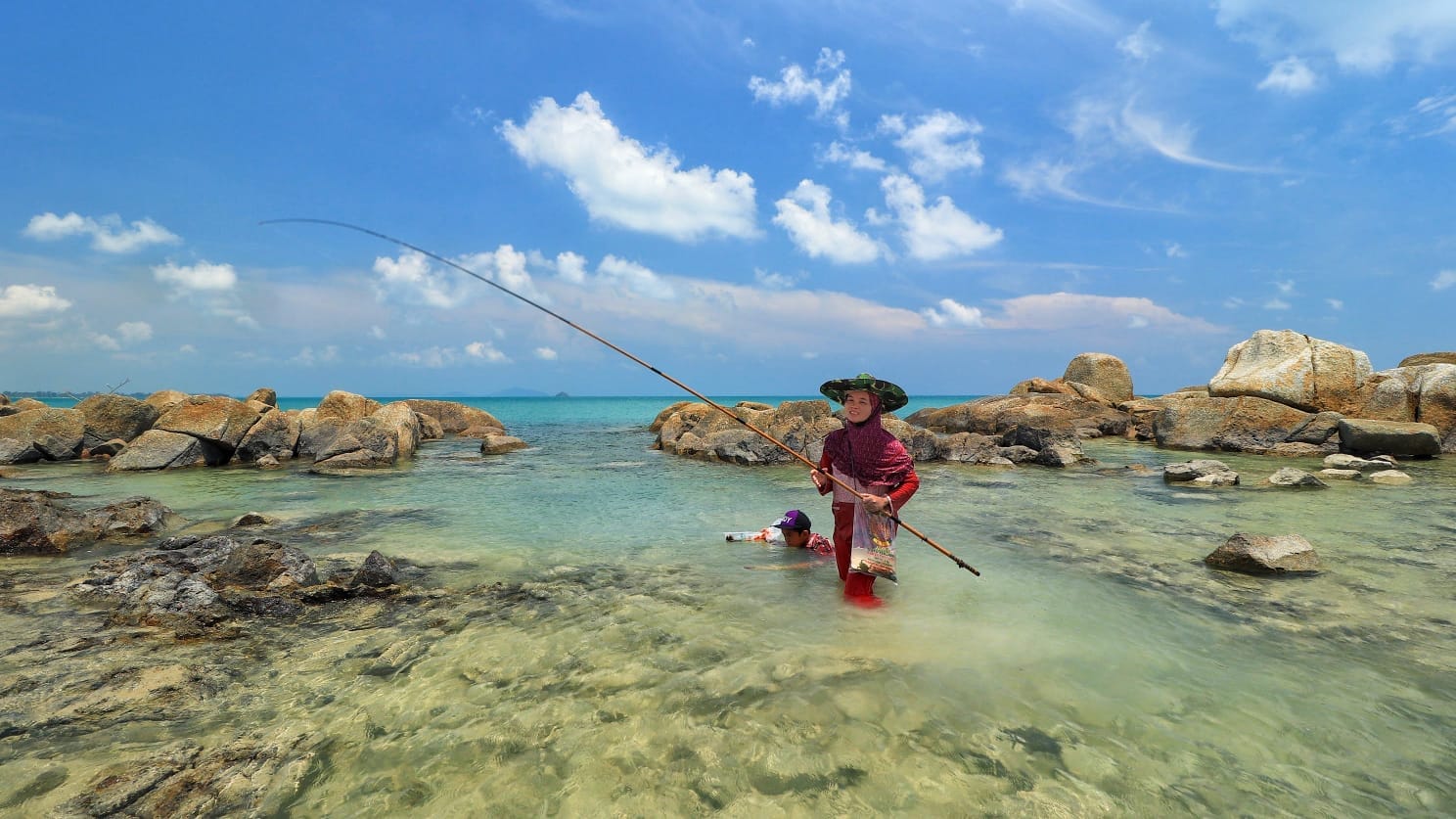 Air biru dengan keindahan bawah laut yang masih alami menjadi daya tarik tersendiri, banyak pengunjung sengaja menghabiskan waktu liburan dengan memancing ikan di pantai ini.