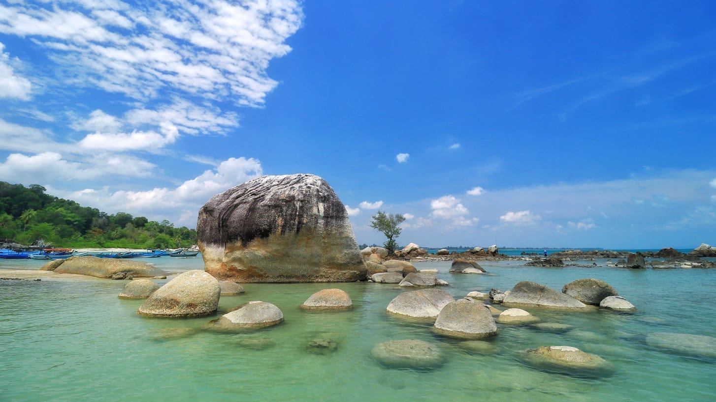 Kumpulan Foto Pantai Bio, Wisata Bahari Tersembunyi di Pulau Bangka ...