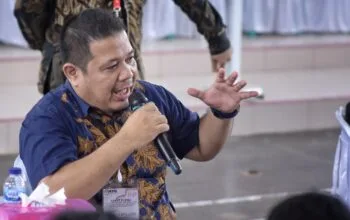 Deddi Wijaya saat memberikan pertanyaan kepada seluruh Komisioner Komisi Pemilihan Umum (KPU) Bangka Barat (Babar) pada saat Rapat Pleno Kabupaten di Gedung Majapahit, Mentok, Bangka Barat, pada Kamis (29/02/2024) pagi.