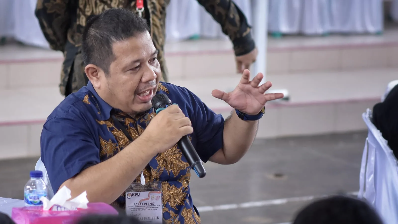 Deddi Wijaya saat memberikan pertanyaan kepada seluruh Komisioner Komisi Pemilihan Umum (KPU) Bangka Barat (Babar) pada saat Rapat Pleno Kabupaten di Gedung Majapahit, Mentok, Bangka Barat, pada Kamis (29/02/2024) pagi.