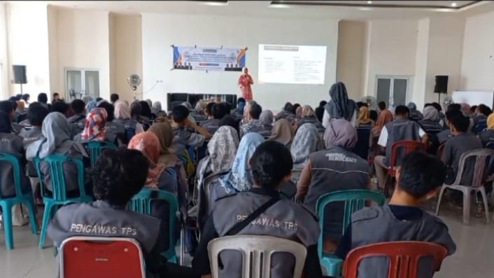 Bimtek Pengawas Tempat Pemungutan Suara (PTPS) di Gedung Serba Guna Camat Mentok, Rabu (7/2/2024).