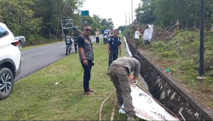 Di Masa Tenang, Bawaslu Babar Bersihkan APK yang Masih Terpasang
