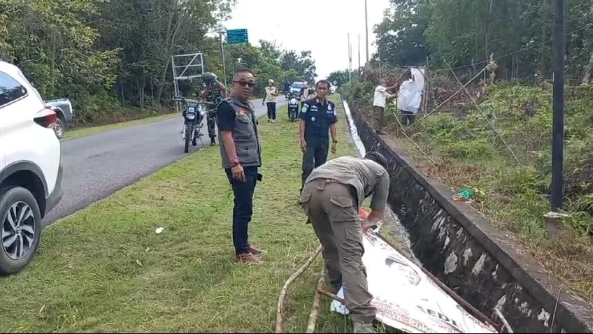 Caption : Penertiban Alat Peraga Kampanye Pemilu 2024 oleh Tim Gabungan, Minggu (11/2/2024).