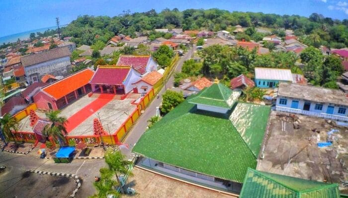 Hanya Dipisahkan Gang, 2 Tempat Ibadah Wujud Simbol Kerukunan Sejak Ratusan Tahun Lalu