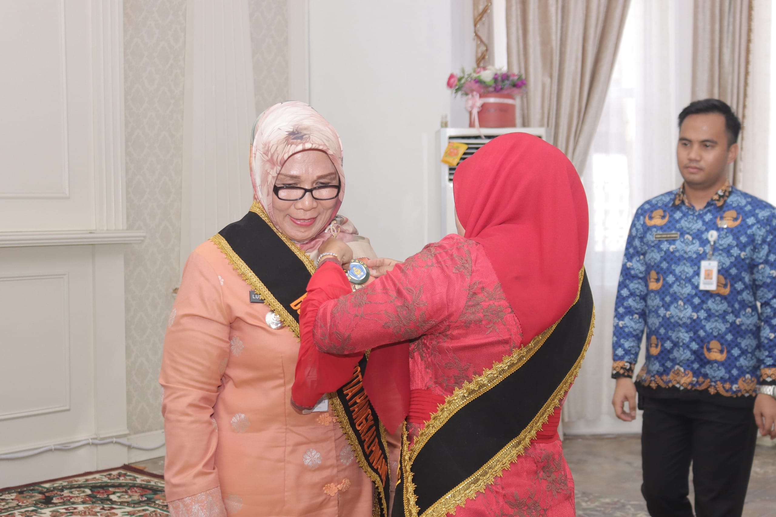 PJ PAUD Babel, Safriati Safrizal mengukuhkan PJ Bunda PAUD, Dra Lusje Anneke Tabalujan, juga menjabat sebagai Pj Wali Kota Pangkalpinang, Senin (19/2/2024).